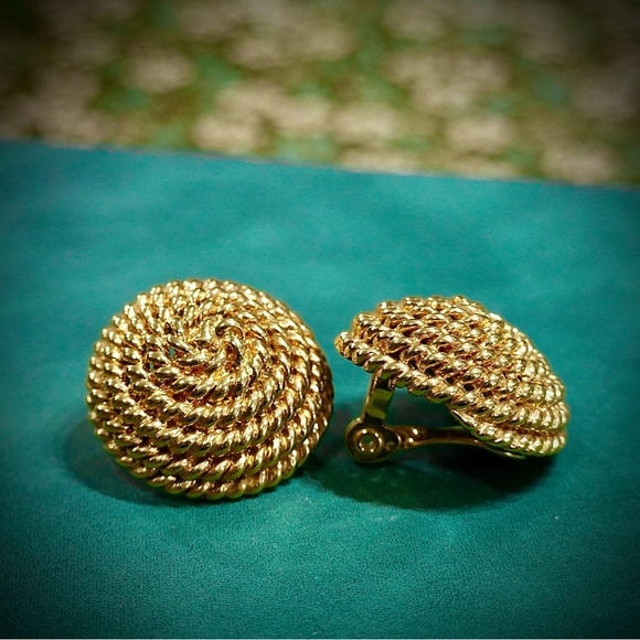 Vintage Signed Monet Golden Tone Clip-on Earrings very good pre-owned condition - Picture 4 of 8